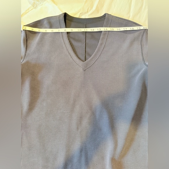Lululemon Ribbed V-Neck Short Sleeve Top - Size 4 (Medium Equivalent) - Picture 6 of 9